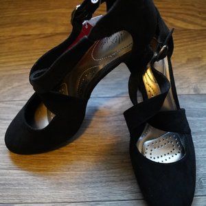 Women's size 7 wide black suede dress heels